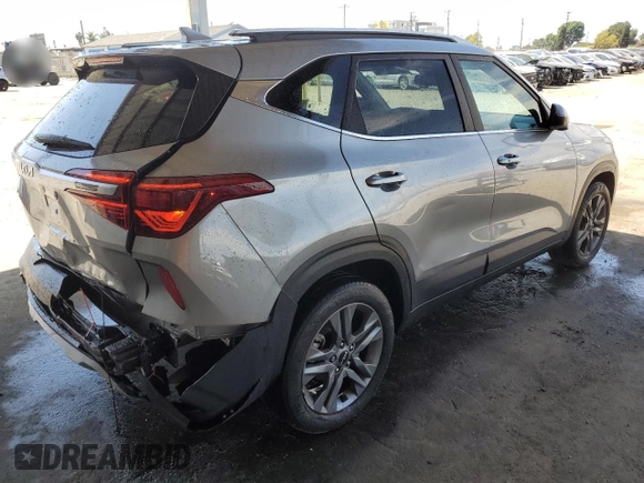 2023 Kia Seltos S z VIN KNDEU2AA8P7385323, wystawiony jako Copart lot #52816795 z przebiegiem 24 351 mil mil oraz Szkoda całkowita • Salvage title. Historia ofert i sprzedaży dostępna na DreamBid. Obrazek 3.