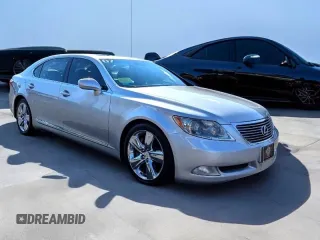 2007 Lexus LS 460 L z VIN JTHGL46F975007XXX, wystawiony jako Copart lot #59621155 z przebiegiem 158 806 mil mil oraz Tytuł czysty. Historia ofert i sprzedaży dostępna na DreamBid. Obrazek 1.