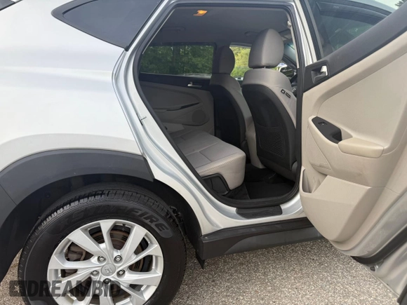 2019 Hyundai Tucson Value z VIN KM8J3CA48KU876515, wystawiony jako Copart lot #59052125 z przebiegiem 106 425 mil mil oraz Czysty tytuł • Clean title. Historia ofert i sprzedaży dostępna na DreamBid. Obrazek 6.