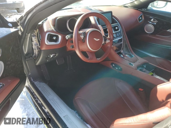2017 Aston Martin DB11 z VIN SCFRMFAVXHGL01257, wystawiony jako Copart lot #86535924 z przebiegiem 35 822 mil mil oraz Szkoda całkowita • Salvage title. Historia ofert i sprzedaży dostępna na DreamBid. Obrazek 8.