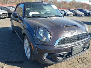 2013 MINI Convertible S z VIN WMWZP3C56DT705074, wystawiony jako IAAI lot #40762024 z przebiegiem 57 685 mil mil oraz . Historia ofert i sprzedaży dostępna na DreamBid. Obrazek 17.