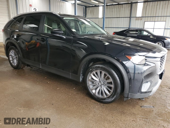 2024 Mazda CX-90 Select z VIN JM3KKAHDXR1163947, wystawiony jako Copart lot #56225205 z przebiegiem 22 340 mil mil oraz Czysty tytuł • Clean title. Historia ofert i sprzedaży dostępna na DreamBid. Obrazek 4.