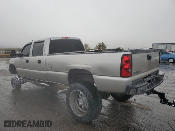2007 GMC Sierra 3500 SRW Work Trk z VIN 1GTHK33D27F106146, wystawiony jako Copart lot #77556084 z przebiegiem 277 900 mil mil oraz Szkody całkowita. Historia ofert i sprzedaży dostępna na DreamBid. Obrazek 2.