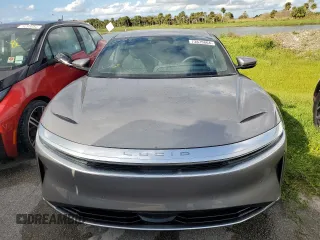 2024 Lucid Air Pure z VIN 50EA1PGA2RA005678, wystawiony jako Copart lot #73879864 z przebiegiem 1548 mil mil oraz Nie do naprawy. Historia ofert i sprzedaży dostępna na DreamBid. Obrazek 5.