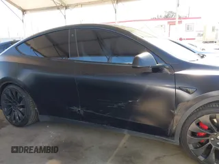 2022 Tesla Model Y Performance z VIN 7SAYGDEF0NF491586, wystawiony jako IAAI lot #42276747 z przebiegiem 117 203 mil mil oraz . Historia ofert i sprzedaży dostępna na DreamBid. Obrazek 13.