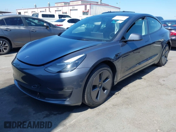 2023 Tesla Model 3 z VIN 5YJ3E1EAXPF710024, wystawiony jako IAAI lot #41228608 z przebiegiem 10 481 mil mil oraz . Historia ofert i sprzedaży dostępna na DreamBid. Obrazek 2.