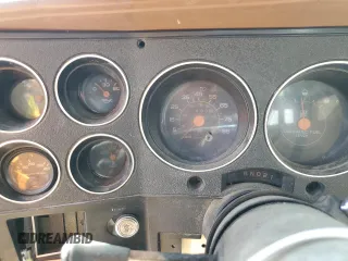 1989 Chevrolet Suburban z VIN 1GNGR26N6KF150544, wystawiony jako Copart lot #50469335 z przebiegiem 21 480 mil mil oraz Czysty tytuł • Clean title. Historia ofert i sprzedaży dostępna na DreamBid. Obrazek 9.