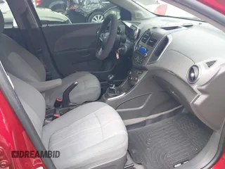2012 Chevrolet Sonic LT z VIN 1G1JD6SBXC4179292, wystawiony jako IAAI lot #41940825 z przebiegiem 185 150 mil mil oraz . Historia ofert i sprzedaży dostępna na DreamBid. Obrazek 5.