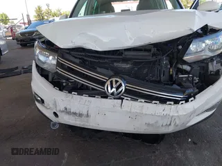 2013 Volkswagen Tiguan SE z VIN WVGAV7AX9DW514874, wystawiony jako IAAI lot #42686433 z przebiegiem 101 782 mil mil oraz . Historia ofert i sprzedaży dostępna na DreamBid. Obrazek 6.