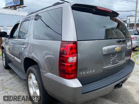 2007 Chevrolet Tahoe LTZ z VIN 1GNFK13007R118200, wystawiony jako Copart lot #61613185 z przebiegiem 137 294 mil mil oraz Czysty tytuł • Clean title. Historia ofert i sprzedaży dostępna na DreamBid. Obrazek 3.