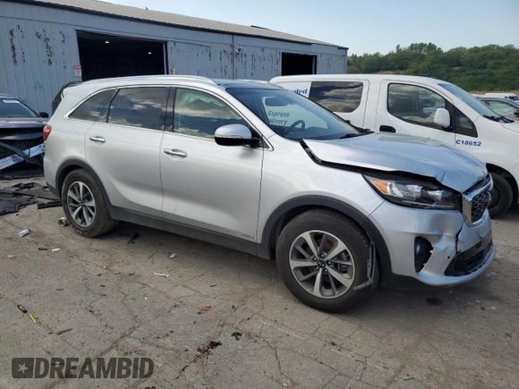 2019 Kia Sorento EX z VIN 5XYPHDA56KG528227, wystawiony jako Copart lot #56522575 z przebiegiem 101 507 mil mil oraz Czysty tytuł • Clean title. Historia ofert i sprzedaży dostępna na DreamBid. Obrazek 4.