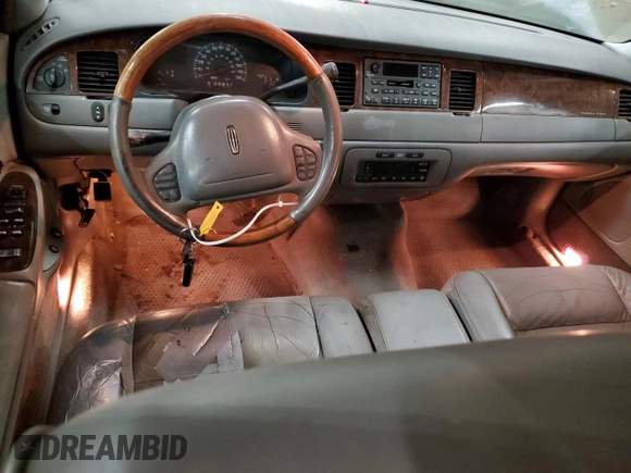 2002 Lincoln Town Car Signature z VIN 1LNHM82W02Y665486, wystawiony jako Copart lot #41381275 z przebiegiem Nie podano mil oraz Szkoda całkowita • Salvage title. Historia ofert i sprzedaży dostępna na DreamBid. Obrazek 8.