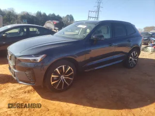 2024 Volvo XC60 Plus Dark Theme z VIN YV4L12RL7R1928699, wystawiony jako Copart lot #89273055 z przebiegiem Nie podano mil oraz Nie do naprawy • Non repairable. Historia ofert i sprzedaży dostępna na DreamBid. Obrazek 1.