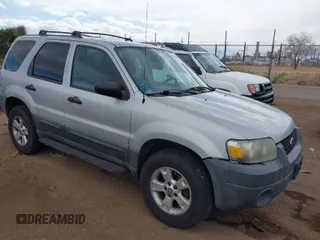 2005 Ford Escape XLT with VIN 1FMYU03175KA91500, listed as a IAAI auction lot 41958585 with 169,824 mi miles. Bid and sale history available at carsss.com. Image 1.