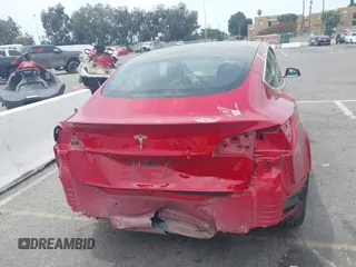 2020 Tesla Model 3 Standard Range Plus z VIN 5YJ3E1EA7LF806266, wystawiony jako IAAI lot #42242694 z przebiegiem 42 044 mil mil oraz . Historia ofert i sprzedaży dostępna na DreamBid. Obrazek 17.