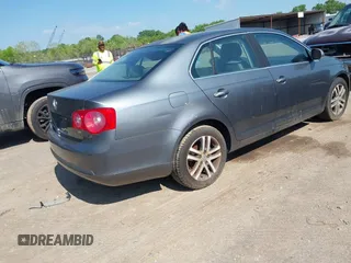 2005 Volkswagen Jetta 2.5L with VIN 3VWSF71K95M616748, listed as a IAAI auction lot 42111369 with Not provided miles and . Bid and sale history available at DreamBid. Image 4.