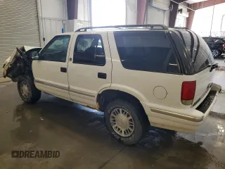 1997 GMC Jimmy SLS z VIN 1GKDT13W8V2548861, wystawiony jako Copart lot #55925445 z przebiegiem 135 549 mil mil oraz Szkody całkowita. Historia ofert i sprzedaży dostępna na DreamBid. Obrazek 2.