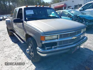 1999 Chevrolet Silverado 3500 z VIN 1GCHC33J2XF090470, wystawiony jako IAAI lot #41415607 z przebiegiem 191 459 mil mil oraz . Historia ofert i sprzedaży dostępna na DreamBid. Obrazek 1.
