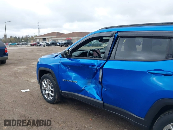 2023 Jeep Compass Latitude Lux z VIN 3C4NJDFN6PT513988, wystawiony jako IAAI lot #42166572 z przebiegiem 18 955 mil mil oraz . Historia ofert i sprzedaży dostępna na DreamBid. Obrazek 6.