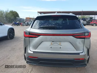 2024 Lexus NX 350 Luxury z VIN 2T2HGCEZ3RC032785, wystawiony jako IAAI lot #42230799 z przebiegiem 5992 mil mil oraz . Historia ofert i sprzedaży dostępna na DreamBid. Obrazek 17.
