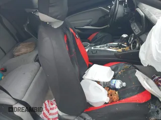 2020 Chevrolet Camaro 1LT z VIN 1G1FB1RX8L0115081, wystawiony jako IAAI lot #42081920 z przebiegiem 38 793 mil mil oraz . Historia ofert i sprzedaży dostępna na DreamBid. Obrazek 5.