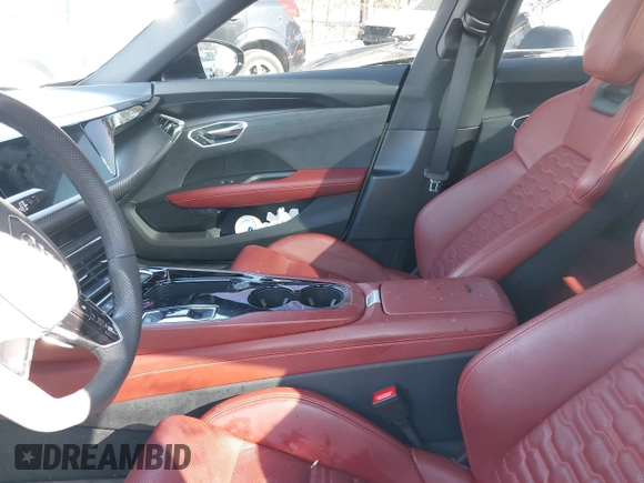 2022 Audi e-tron GT Prestige z VIN WAUEJBFWXN7009696, wystawiony jako IAAI lot #41536783 z przebiegiem Nie podano mil oraz . Historia ofert i sprzedaży dostępna na DreamBid. Obrazek 5.