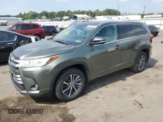 2018 Toyota Highlander SE z VIN 5TDJZRFH0JS490448, wystawiony jako Copart lot #65430705 z przebiegiem 129 381 mil mil oraz Czysty tytuł • Clean title. Historia ofert i sprzedaży dostępna na DreamBid. Obrazek 1.