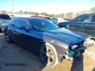 2014 Dodge Challenger R/T Plus z VIN 2C3CDYBT2EH247051, wystawiony jako IAAI lot #41353392 z przebiegiem 171 979 mil mil oraz . Historia ofert i sprzedaży dostępna na DreamBid. Obrazek 1.