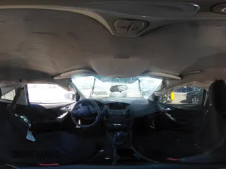 2018 Ford Focus SE z VIN 1FADP3FE9JL303933, wystawiony jako IAAI lot #42530171 z przebiegiem Nie podano mil oraz . Historia ofert i sprzedaży dostępna na DreamBid. Obrazek 17.