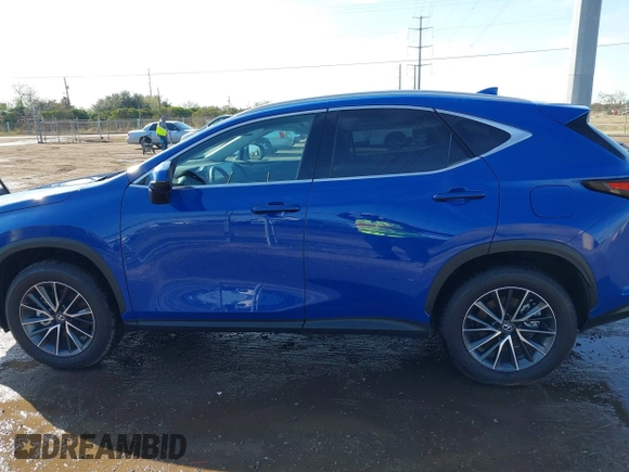 2025 Lexus NX 250 Premium z VIN 2T2GDCAZ4SC020337, wystawiony jako IAAI lot #41402339 z przebiegiem 7 657 mil mil oraz . Historia ofert i sprzedaży dostępna na DreamBid. Obrazek 15.