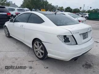 2013 Mercedes-Benz C 250 z VIN WDDGJ4HB7DG050891, wystawiony jako IAAI lot #39092790 z przebiegiem 105 411 mil mil oraz . Historia ofert i sprzedaży dostępna na DreamBid. Obrazek 3.