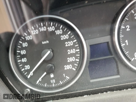 2009 BMW 3 Series 335i z VIN WBAWB73559P046378, wystawiony jako Copart lot #75352044 z przebiegiem Nie podano mil oraz Nie do naprawy • Non repairable. Historia ofert i sprzedaży dostępna na DreamBid. Obrazek 9.