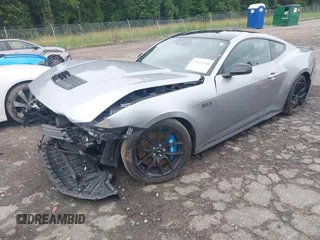 2024 Ford Mustang GT z VIN 1FA6P8CF2R5411281, wystawiony jako IAAI lot #42443350 z przebiegiem 16 946 mil mil oraz . Historia ofert i sprzedaży dostępna na DreamBid. Obrazek 2.