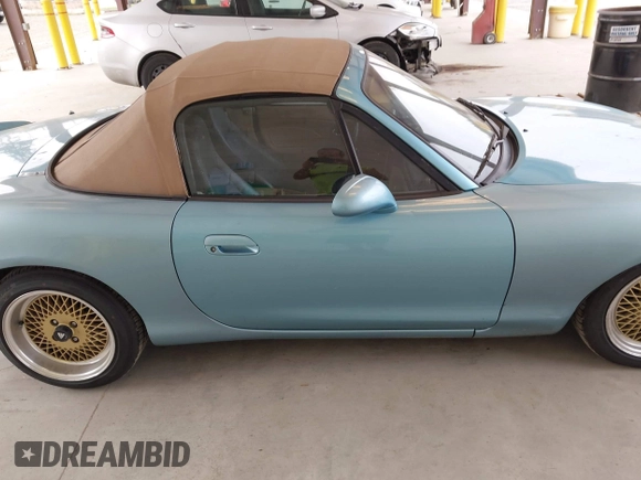 2001 Mazda MX-5 Miata z VIN JM1NB353510200779, wystawiony jako IAAI lot #42479005 z przebiegiem 157 269 mil mil oraz . Historia ofert i sprzedaży dostępna na DreamBid. Obrazek 13.