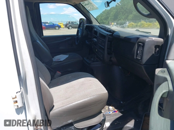 2010 Chevrolet Express Cargo z VIN 1GCZGFBA9A1110682, wystawiony jako IAAI lot #42746096 z przebiegiem 283 440 mil mil oraz . Historia ofert i sprzedaży dostępna na DreamBid. Obrazek 5.
