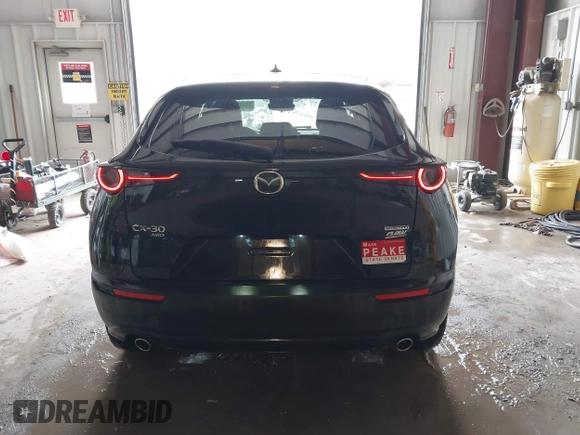 2023 Mazda CX-30 S Premium z VIN 3MVDMBDM5PM589289, wystawiony jako IAAI lot #41331253 z przebiegiem 24 804 mil mil oraz . Historia ofert i sprzedaży dostępna na DreamBid. Obrazek 16.