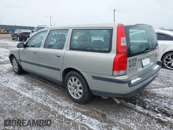 2001 Volvo V70 with VIN YV1SW61R412116714, listed as a IAAI auction lot 41241427 with 133,812 mi miles. Bid and sale history available at carsss.com. Image 3.