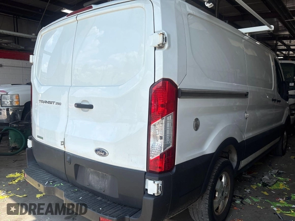 2020 Ford Transit z VIN 1FTBR1YG6LKA35821, wystawiony jako IAAI lot #42727394 z przebiegiem 86 896 mil mil oraz . Historia ofert i sprzedaży dostępna na DreamBid. Obrazek 1.