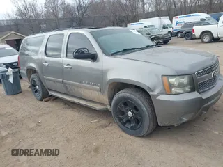 2007 Chevrolet Suburban LT with VIN 1GNFC16057R413155, listed as a IAAI auction lot 41884665 with 205,038 mi miles. Bid and sale history available at carsss.com. Image 1.