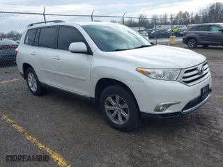 2011 Toyota Highlander with VIN 5TDZK3EHXBS048607, listed as a IAAI auction lot 41180677 with 211,295 mi miles. Bid and sale history available at carsss.com. Image 1.