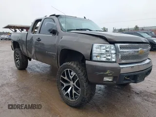 2007 Chevrolet Silverado 1500 LT w/1LT with VIN 2GCEC19J971723987, listed as a IAAI auction lot 41449499 with 302,703 mi miles. Bid and sale history available at carsss.com. Image 1.
