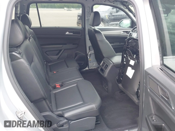 2018 Volkswagen Atlas SE with VIN 1V2KR2CA5JC570959, listed as a IAAI auction lot 42202947 with 122,134 mi miles and . Bid and sale history available at DreamBid. Image 8.