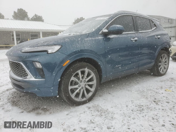 2024 Buick Encore GX Avenir z VIN KL4AMGSL9RB019571, wystawiony jako Copart lot #87971905 z przebiegiem 17 848 mil mil oraz Szkoda całkowita • Salvage title. Historia ofert i sprzedaży dostępna na DreamBid. Obrazek 1.