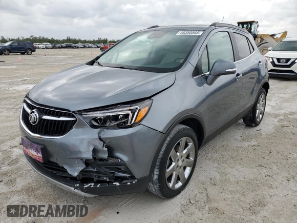 2020 Buick Encore Essence z VIN KL4CJGSB6LB047540, wystawiony jako Copart lot #48350565 z przebiegiem 40 156 mil mil oraz Nie do naprawy. Historia ofert i sprzedaży dostępna na DreamBid. Obrazek 1.