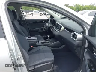 2019 Kia Sorento L z VIN 5XYPG4A36KG593306, wystawiony jako IAAI lot #42084345 z przebiegiem 115 241 mil mil oraz . Historia ofert i sprzedaży dostępna na DreamBid. Obrazek 5.
