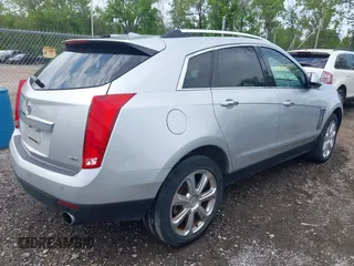 2013 Cadillac SRX Performance Collection z VIN 3GYFNDE35DS636363, wystawiony jako IAAI lot #42147483 z przebiegiem 116 894 mil mil oraz . Historia ofert i sprzedaży dostępna na DreamBid. Obrazek 4.