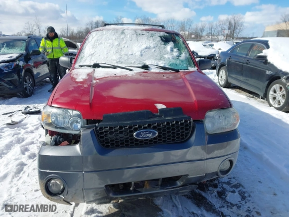 2005 Ford Escape XLT with VIN 1FMYU931X5KD99667, listed as a IAAI auction lot 41591057 with 69,595 mi miles. Bid and sale history available at carsss.com. Image 12.