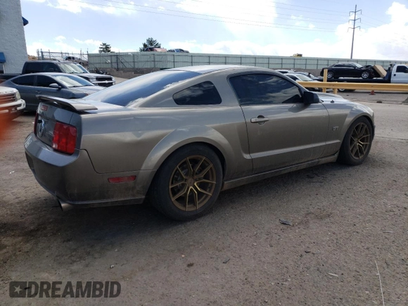 2005 Ford Mustang GT Deluxe z VIN 1ZVHT82H355259178, wystawiony jako Copart lot #55663555 z przebiegiem 194 211 mil mil oraz Szkoda całkowita • Salvage title. Historia ofert i sprzedaży dostępna na DreamBid. Obrazek 3.