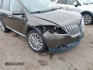 2011 Lincoln MKX z VIN 2LMDJ8JK2BBJ23510, wystawiony jako IAAI lot #42425759 z przebiegiem 138 844 mil mil oraz . Historia ofert i sprzedaży dostępna na DreamBid. Obrazek 6.