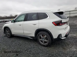 2023 BMW X1 xDrive28i z VIN WBX73EF06P5W06767, wystawiony jako Copart lot #51383755 z przebiegiem 25 605 mil mil oraz Szkody całkowita. Historia ofert i sprzedaży dostępna na DreamBid. Obrazek 2.